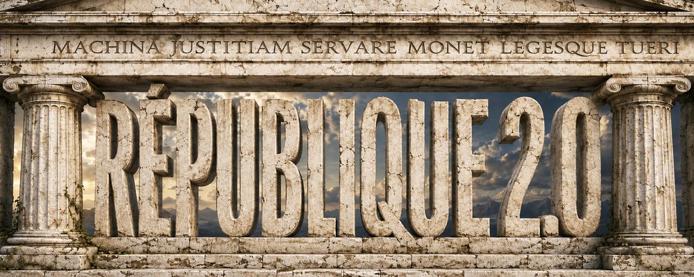 République 2.0 — un temple de pierre portant la devise « Machina justitiam servare monet legesque tueri »